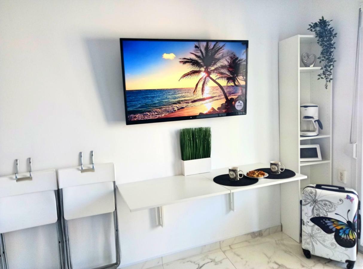 Pure Bliss Luxury Beachfront Apartment With Panoramic Sea Views, Electric Bbq, Gym Equipment And More Agía Triáda Esterno foto
