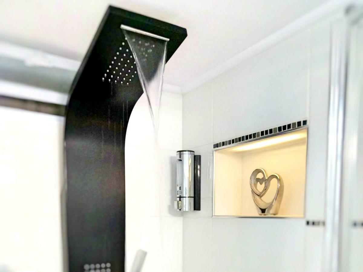 Pure Bliss Luxury Beachfront Apartment With Panoramic Sea Views, Electric Bbq, Gym Equipment And More Agía Triáda Esterno foto