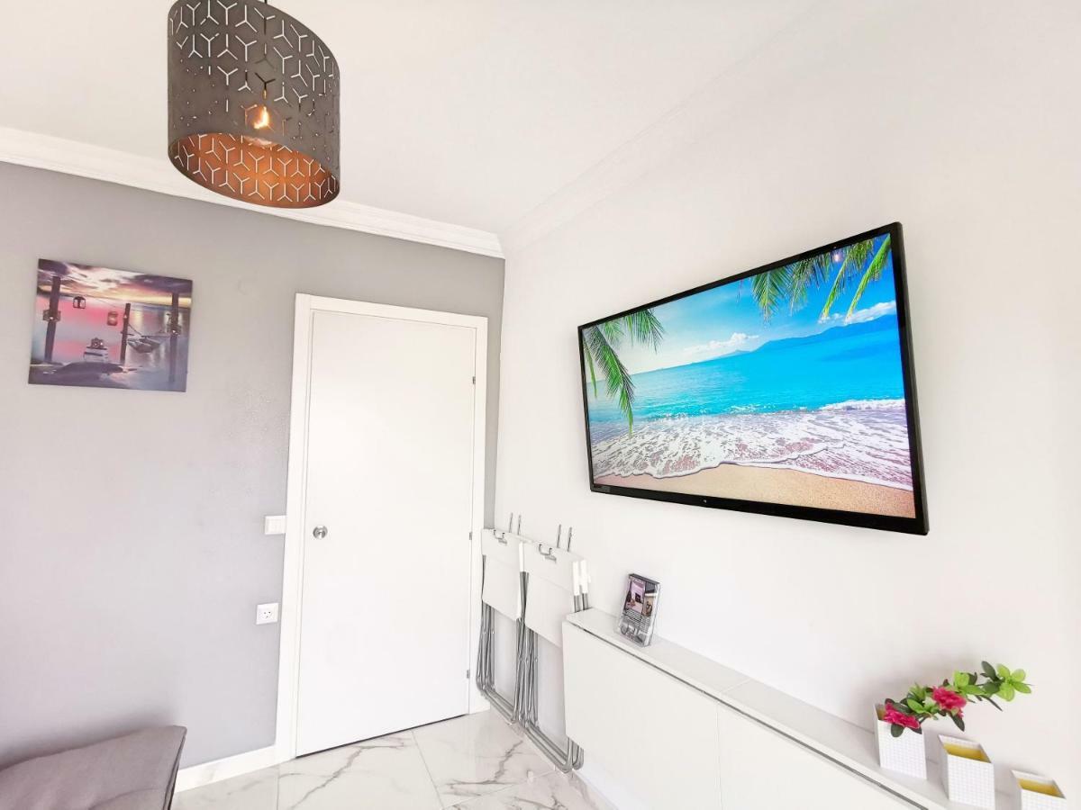 Pure Bliss Luxury Beachfront Apartment With Panoramic Sea Views, Electric Bbq, Gym Equipment And More Agía Triáda Esterno foto