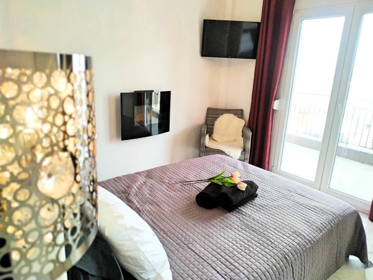 Pure Bliss Luxury Beachfront Apartment With Panoramic Sea Views, Electric Bbq, Gym Equipment And More Agía Triáda Esterno foto