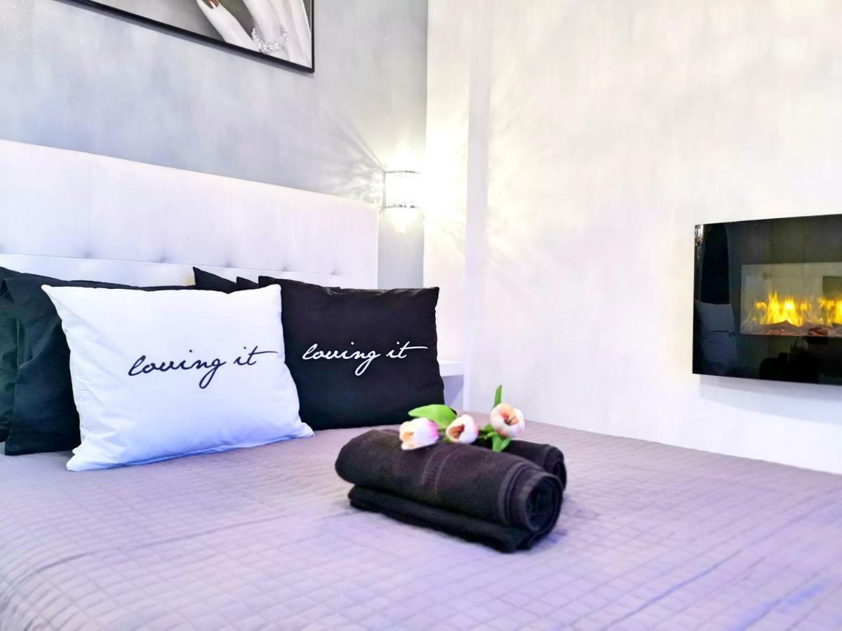 Pure Bliss Luxury Beachfront Apartment With Panoramic Sea Views, Electric Bbq, Gym Equipment And More Agía Triáda Esterno foto